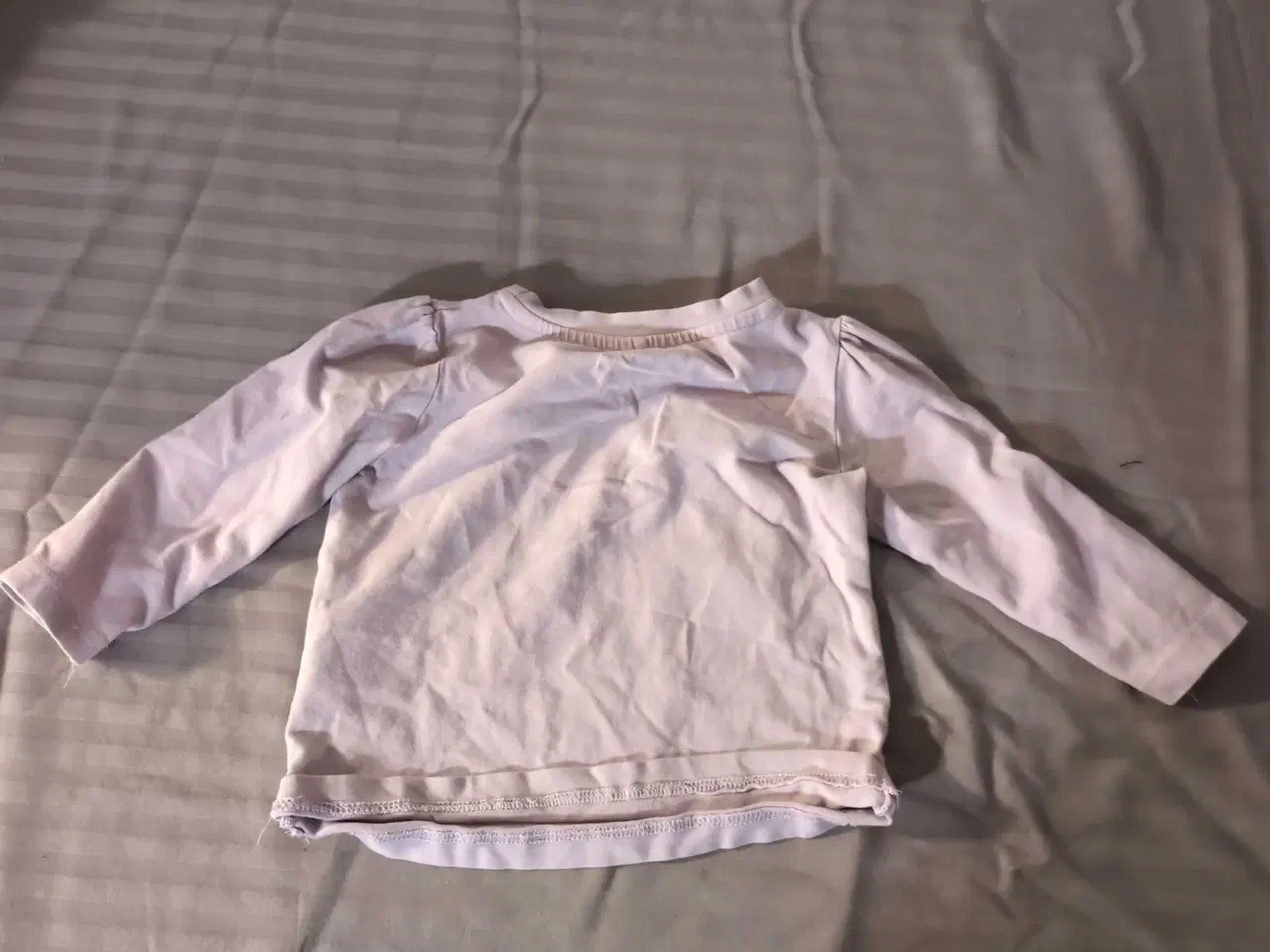 Billede 2 - MINI lilla trøje, størrelse 86