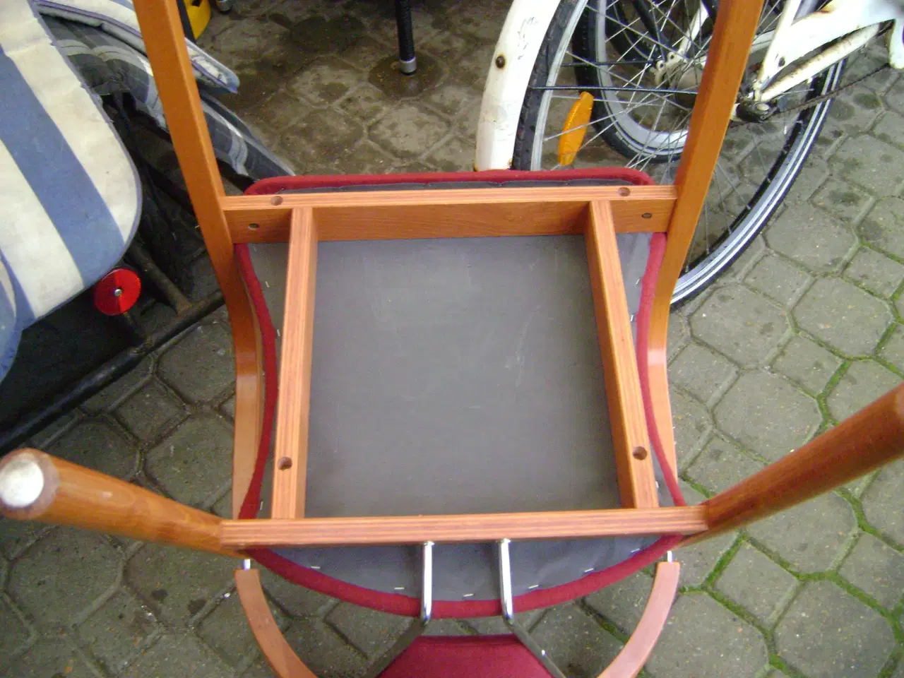 Billede 4 - Armstol med mørkerød stof og buet ryg