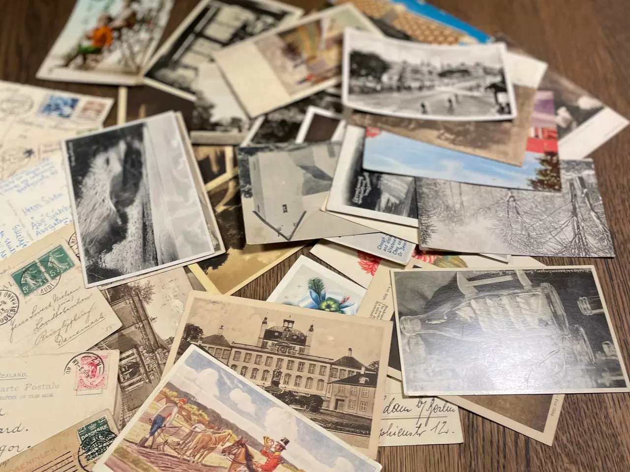 Billede 8 - Gamle postkort med frimærker.