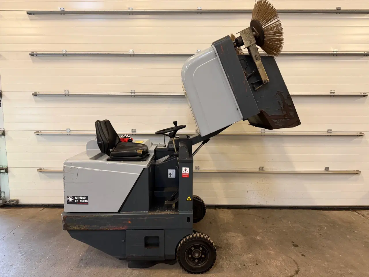 Billede 11 - Fejemaskine Ride-on Elektrisk. Nilfisk SR1550C