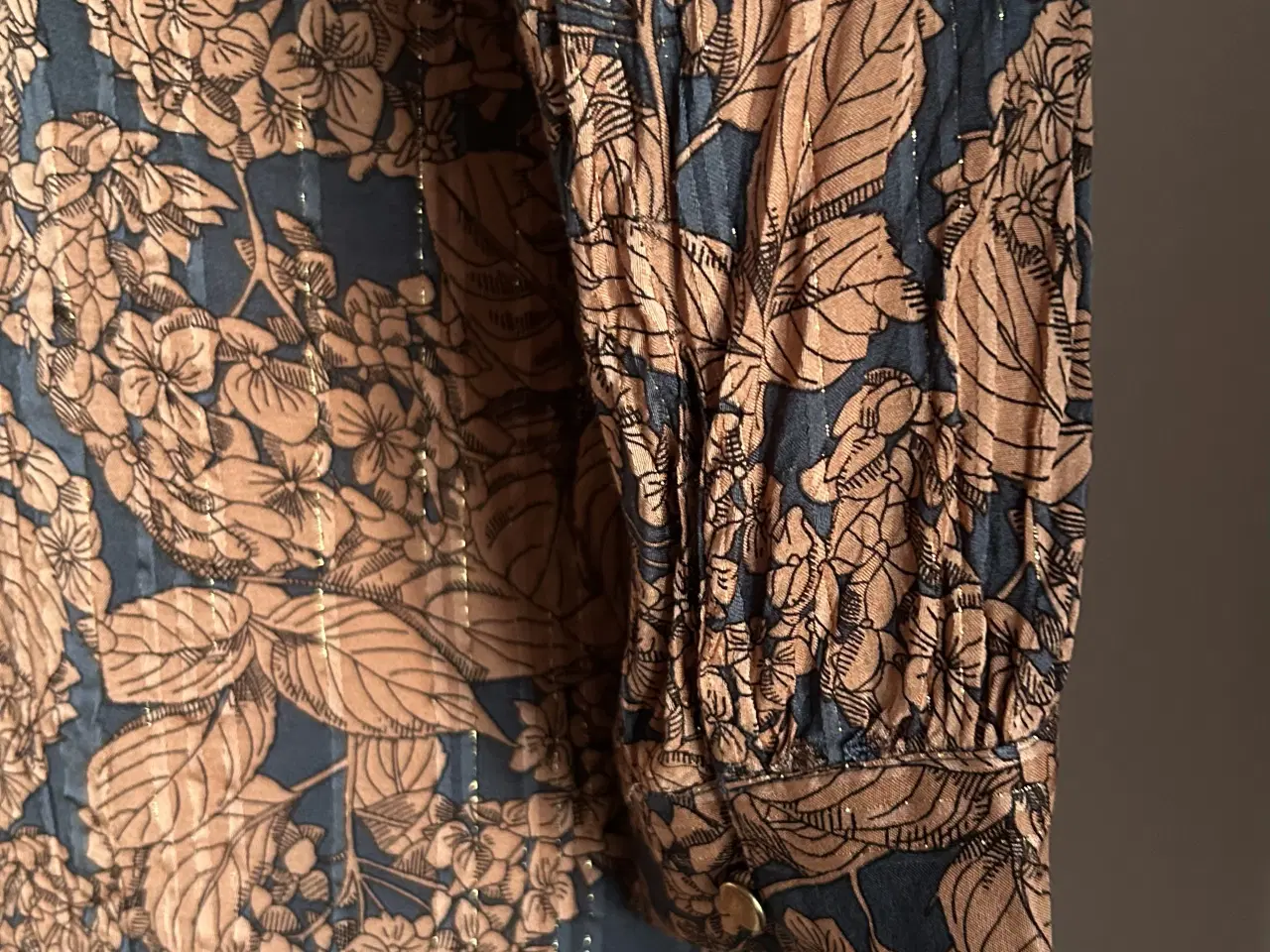Billede 4 - Skjorte med guldtråde fra Lollys Laundry