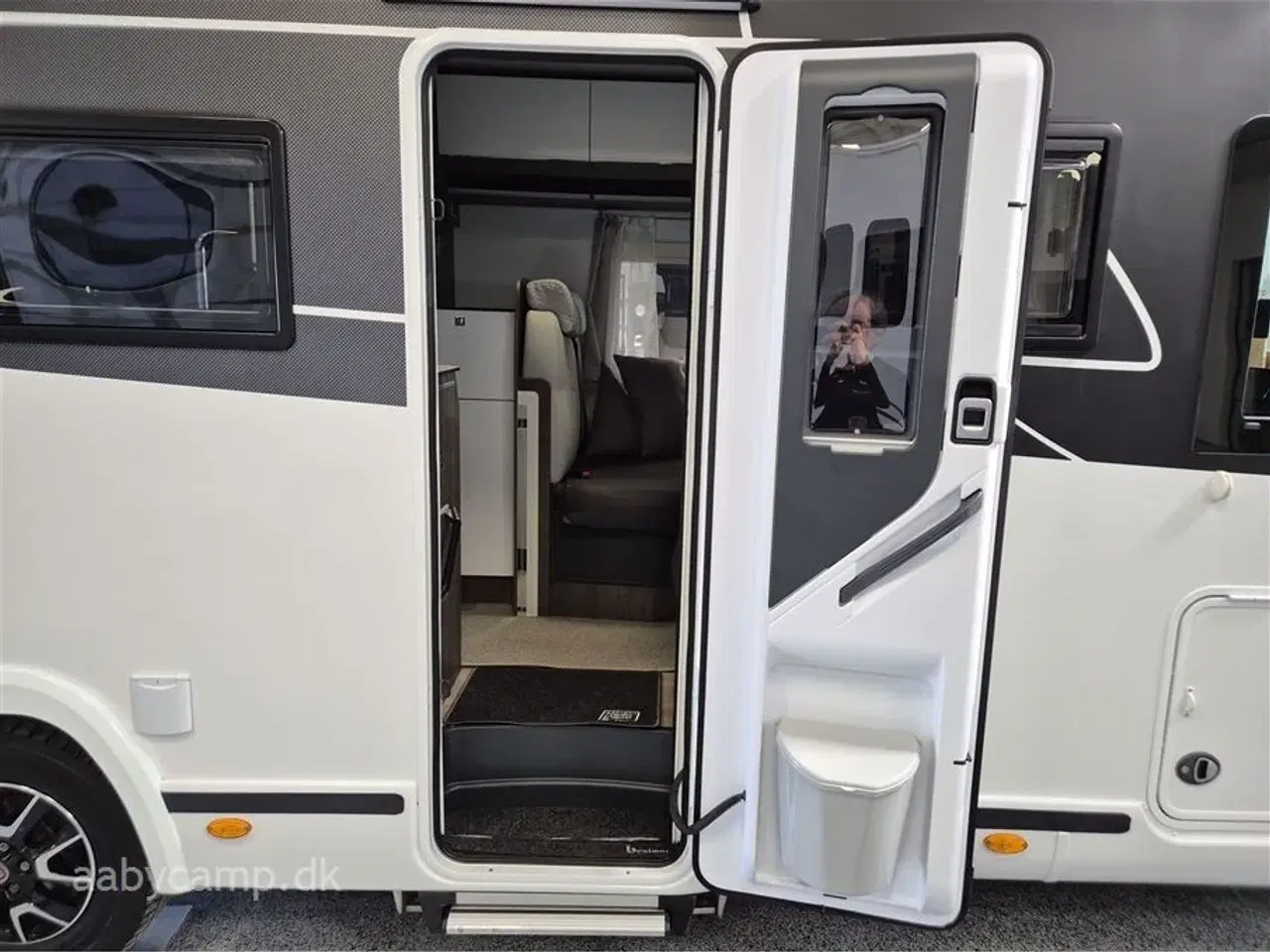 Billede 5 - 2023 - Benimar Amphitryon 983   Solceller. 2x Batterier. 2000w inverter. markise. A/C i bo-del. helårsdæk. undervognsbehandling. helårsdæk. Elektrisk indgangstrin. kun 16000 km!!!