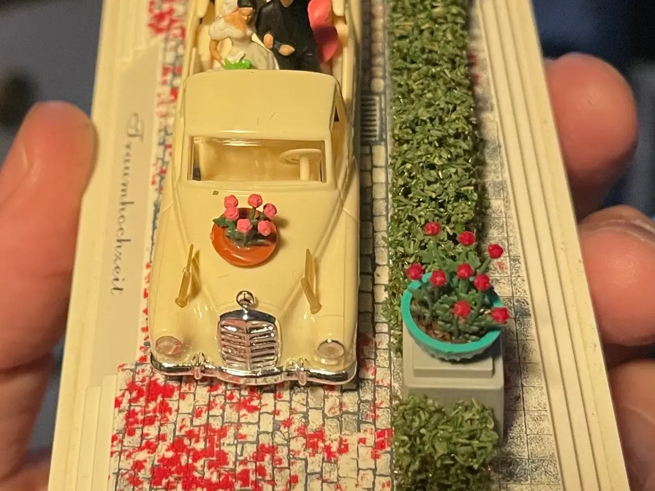 Billede 7 - Busch diorama, nygifte med bil m.m. H0