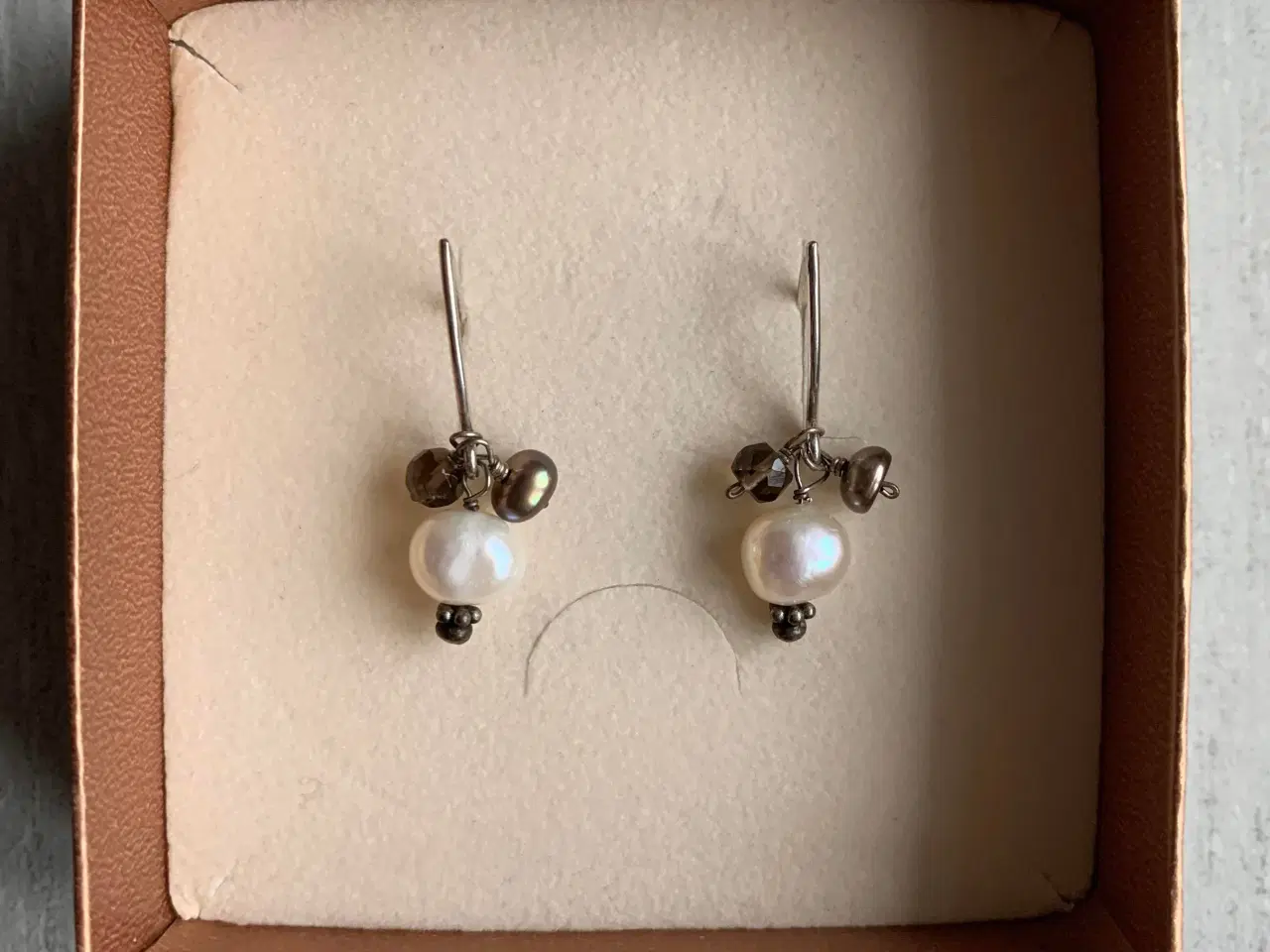 Billede 3 - Øringe med perler og smykkesten