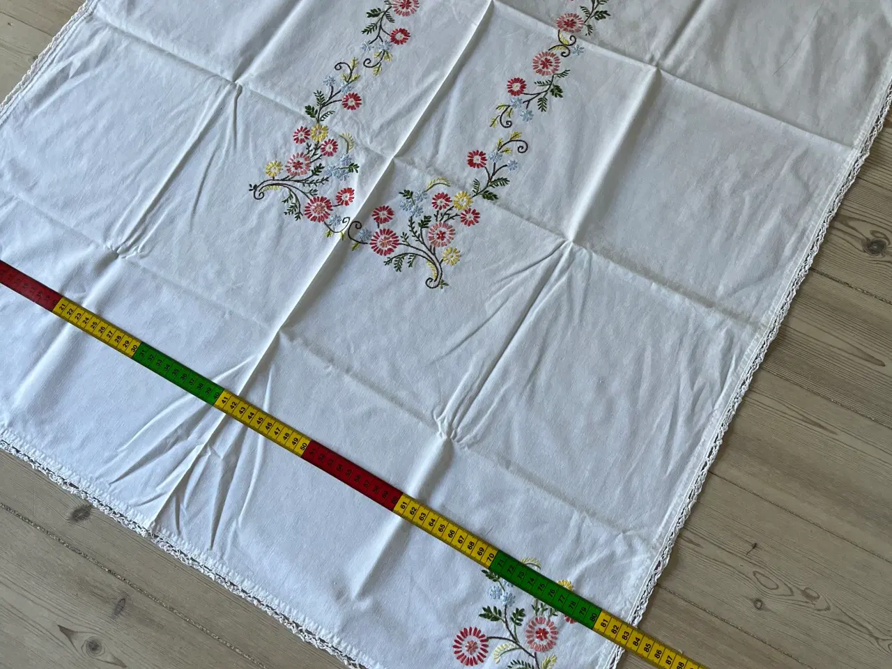 Billede 4 - Dug med broderi