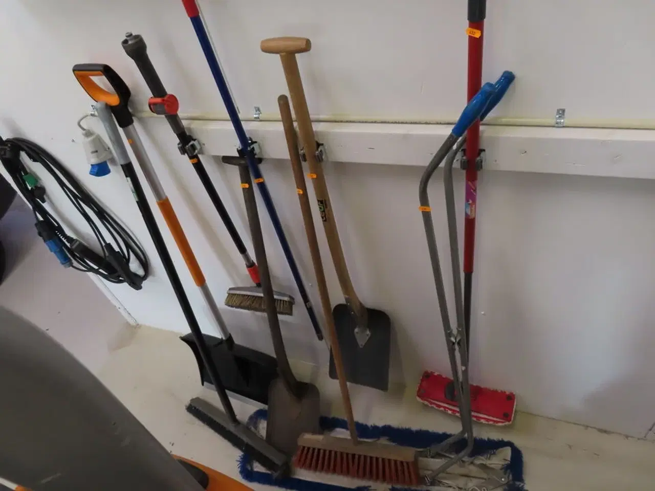 Billede 2 - Diverse koste og skovle