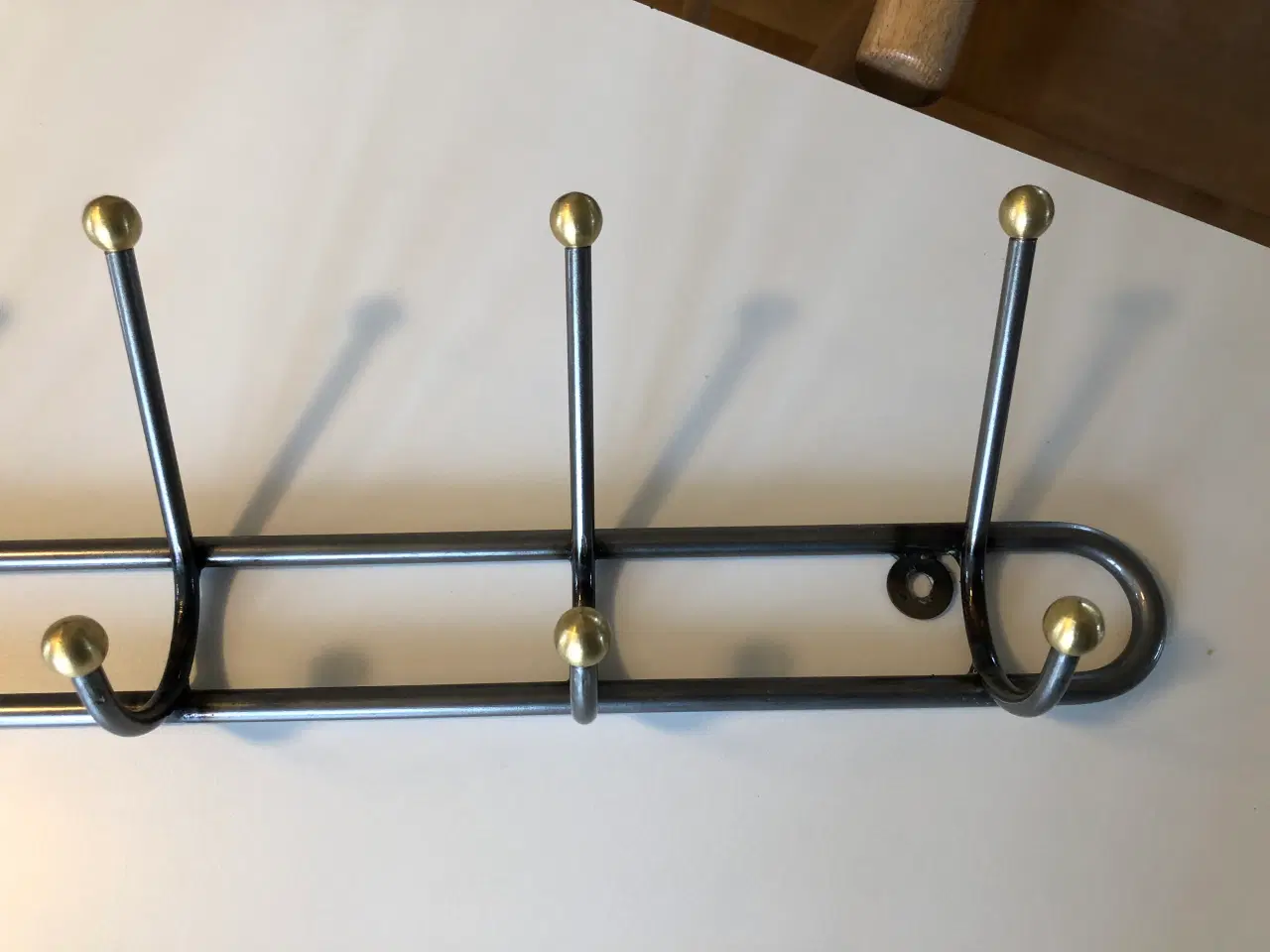 Billede 3 - Knagerække i lakeret stål med messing "dutter"
