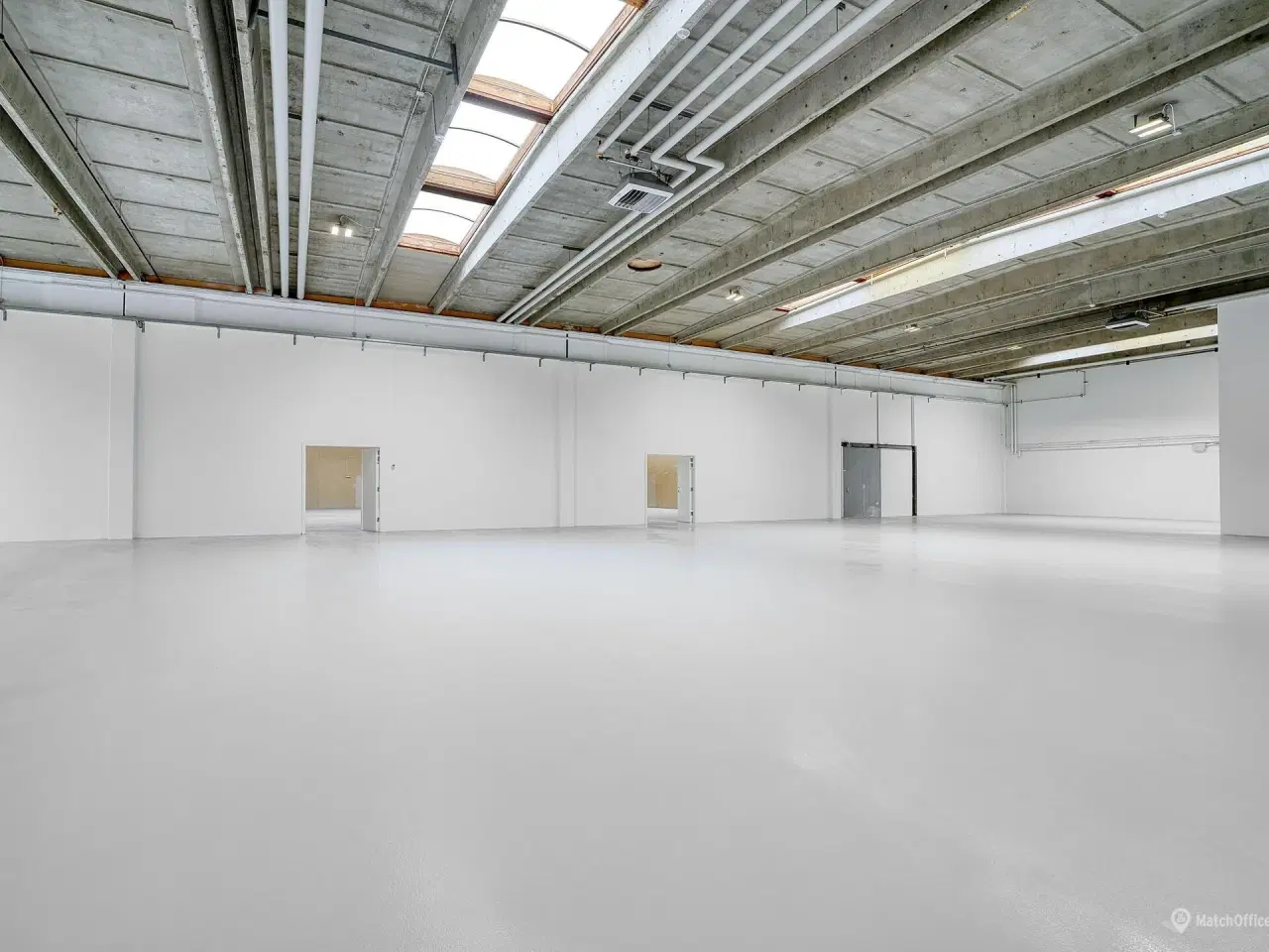 Billede 7 - Stort og højloftet lagerlokale med tilhørende kontorlokale.