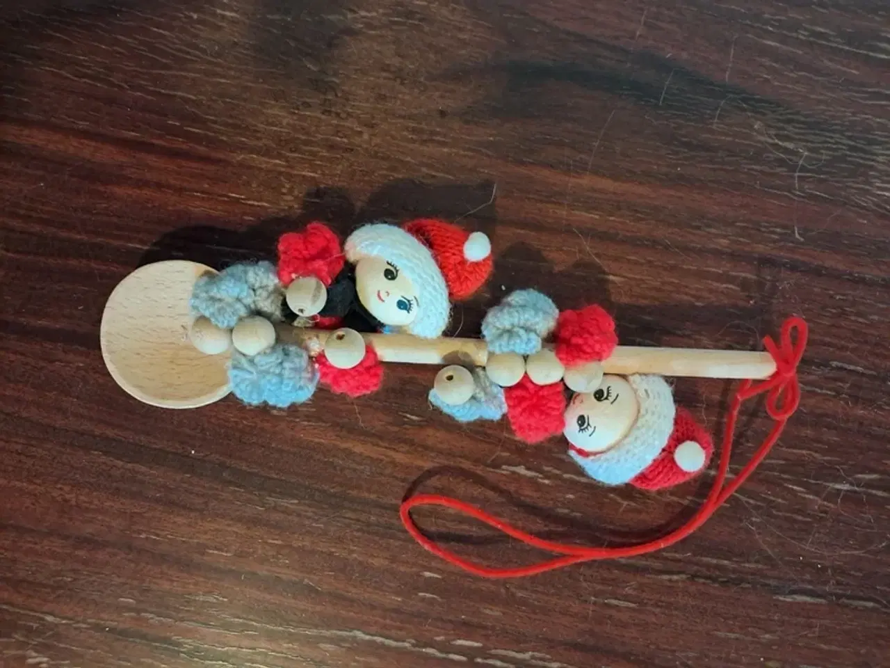 Billede 2 - julepynt med to små nissefigurer