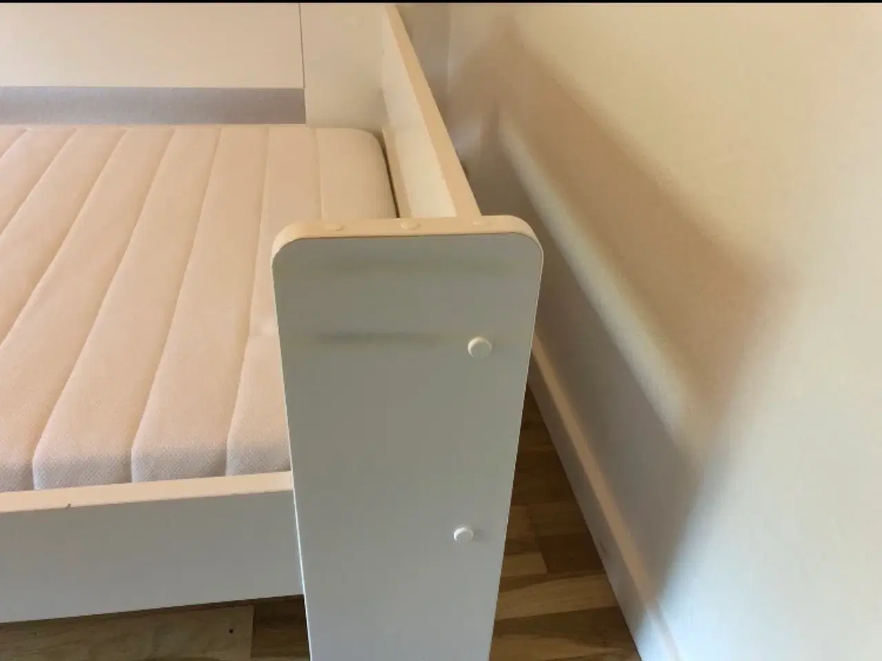 Billede 3 - Børne/junior seng m/ IKEA madras
