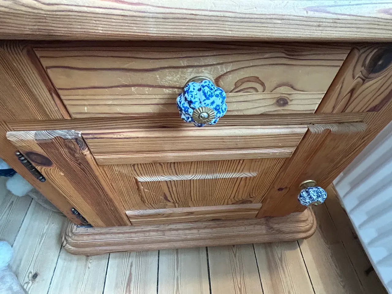 Billede 2 - Lille skab i fyrretræ