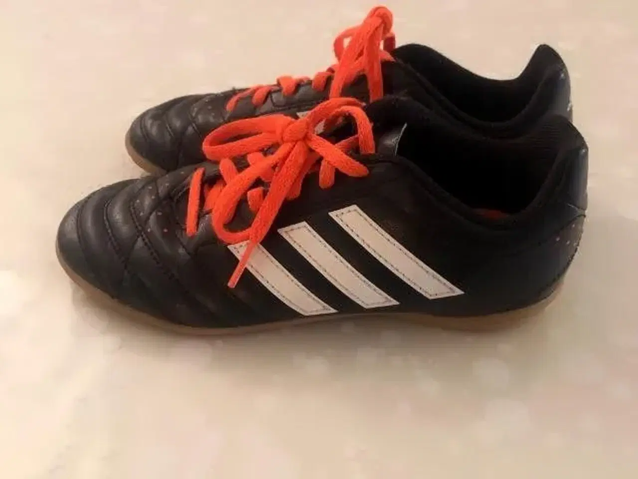 Billede 1 - Adidas indendørs fodboldsko med orange bånd 34