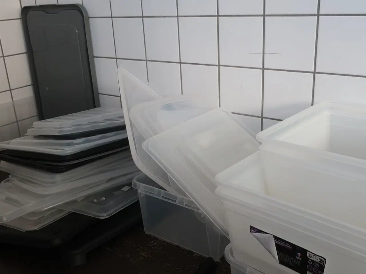 Billede 2 - Bord samt indhold ovenpå bordet