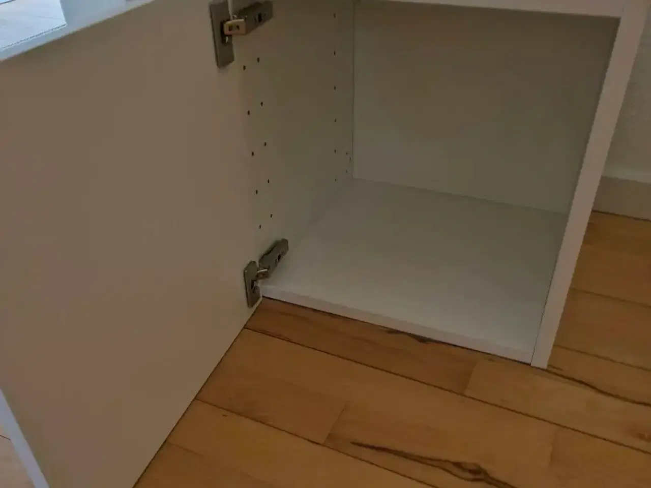 Billede 4 - Kommode og væg skab, 250 kr.