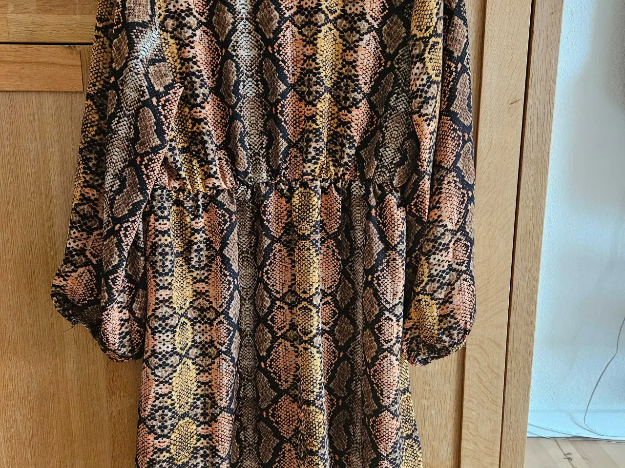 Billede 2 - FLOT KJOLE MED MØSTER 