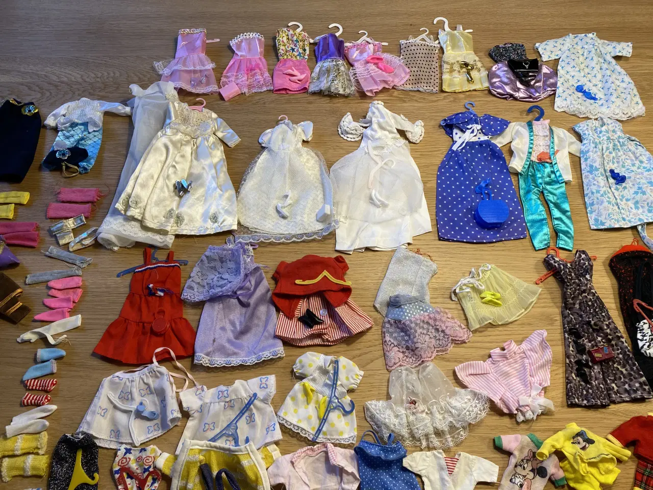 Billede 5 - Barbie dukker med tøj