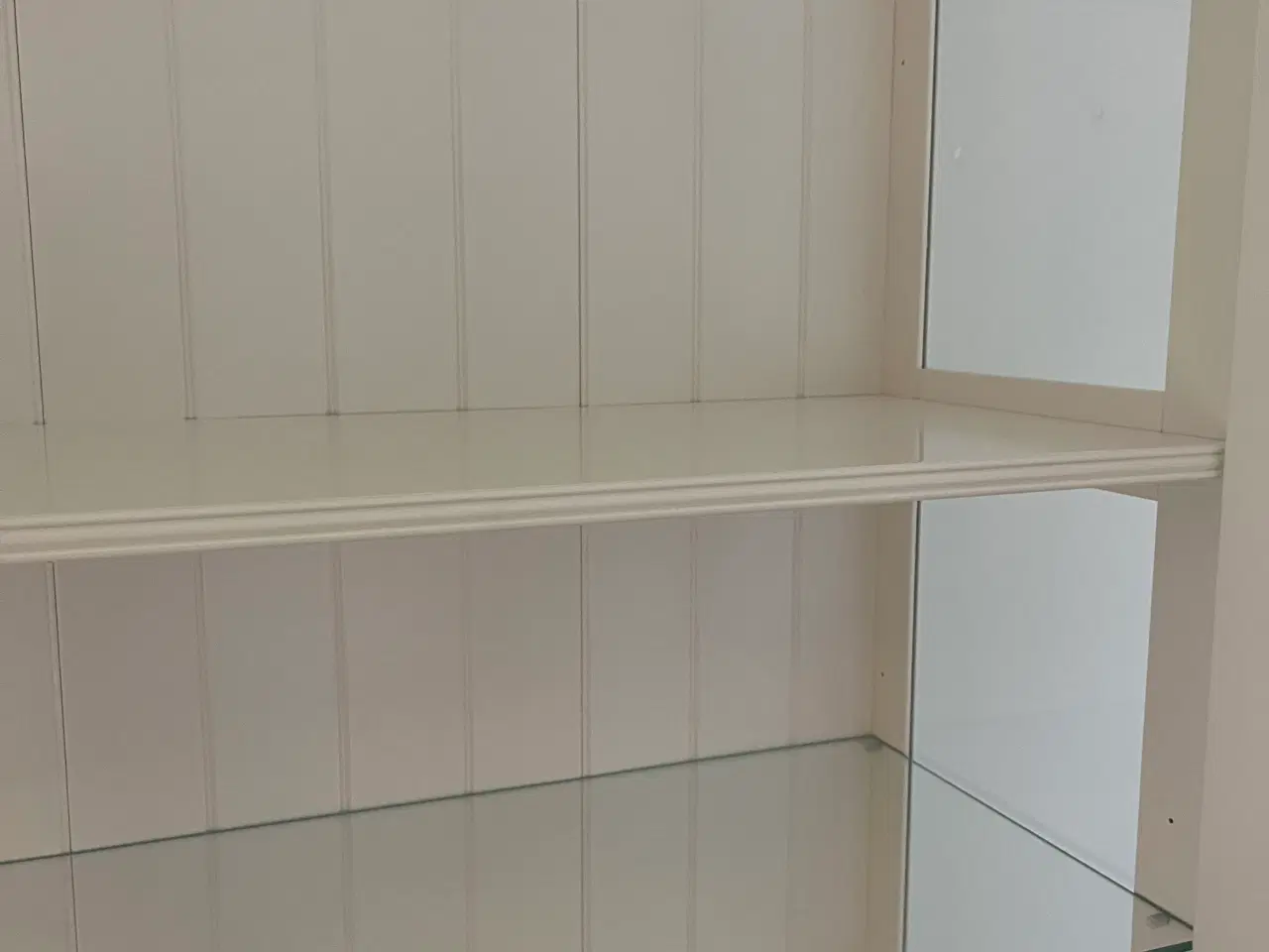 Billede 2 - Hvid vitrineskab med glassider