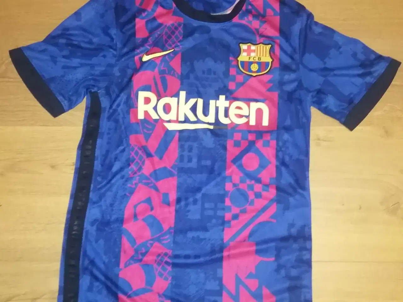 Billede 2 - FC BARCELONA TRØJE 2021/22, STR. S, I FLOT STAND