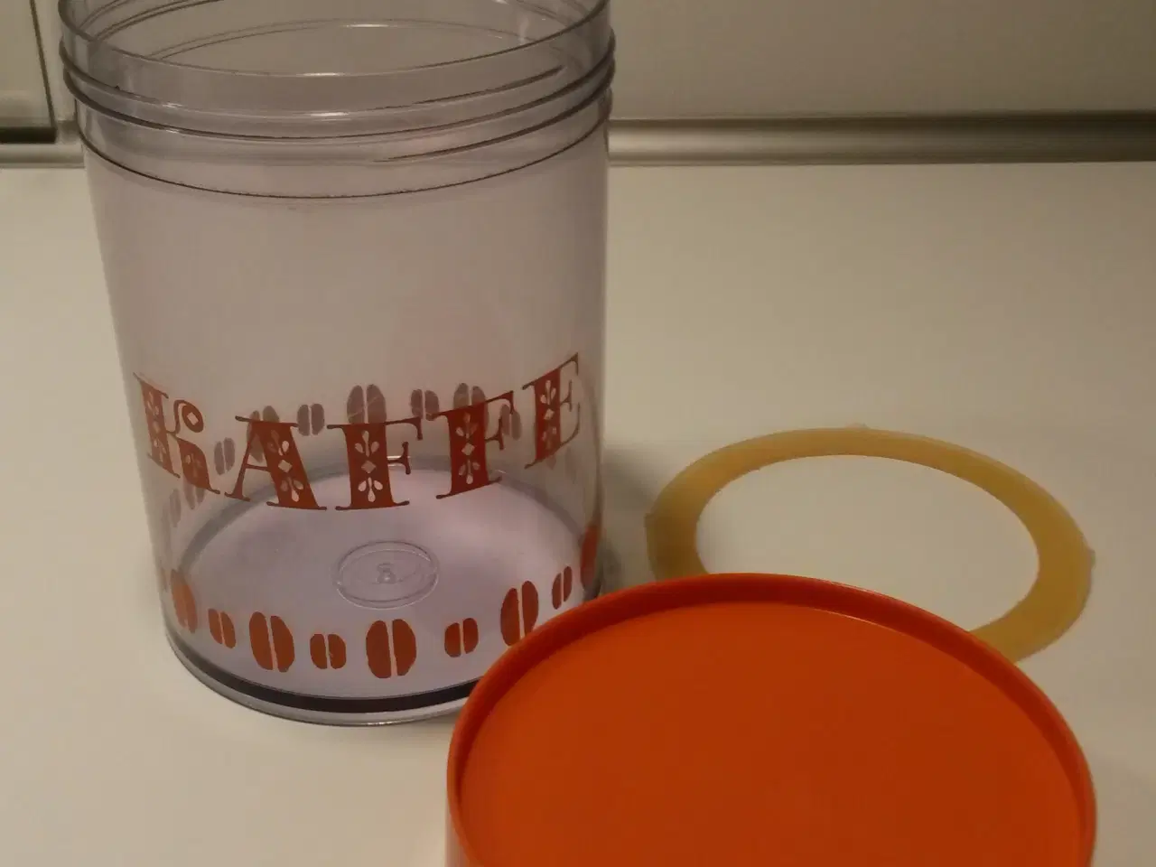 Billede 2 - Plastikdåse med låg - Erik Kold nr. 6015