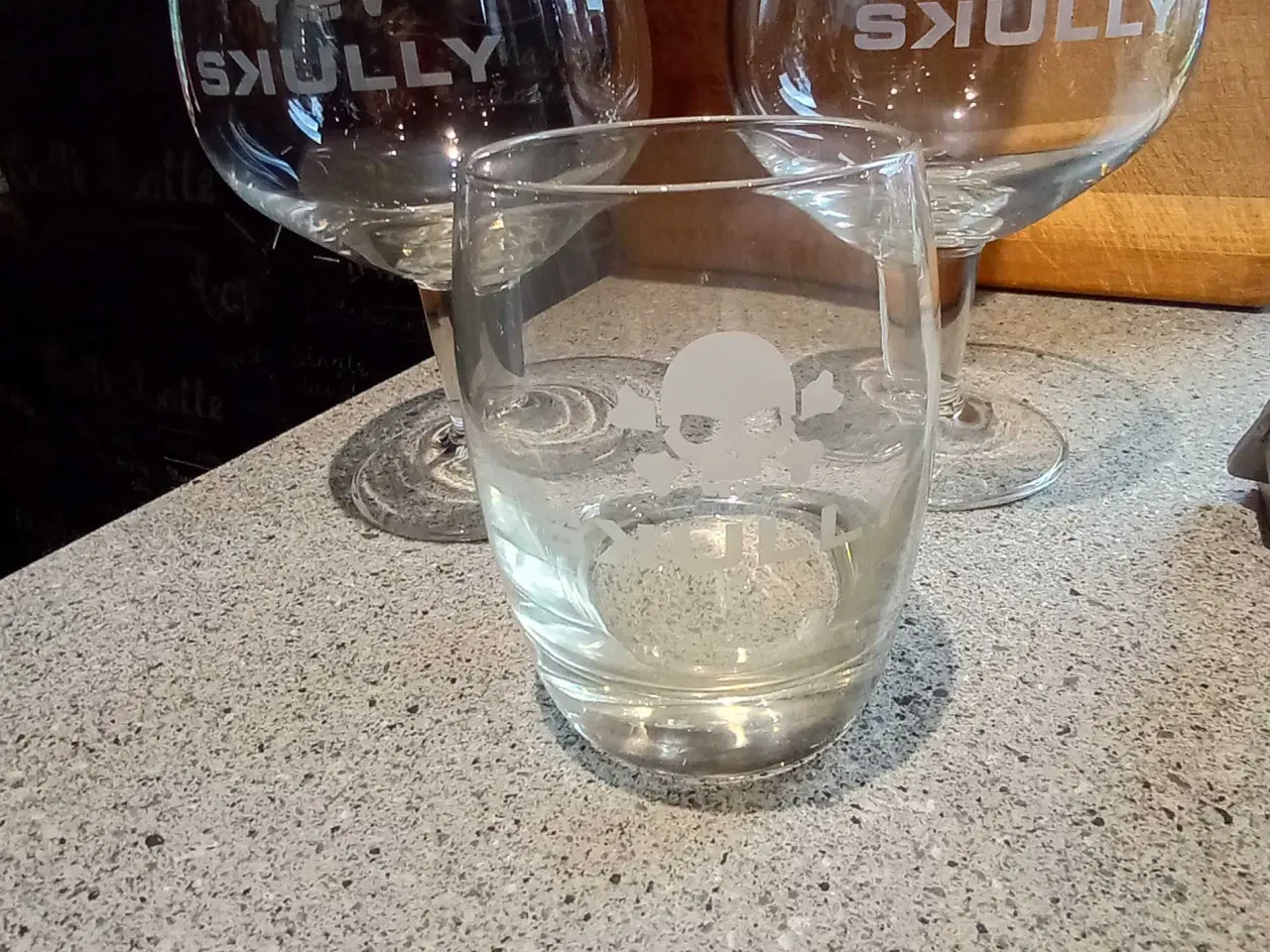 Billede 1 - Skully gin 4,5 l og glas