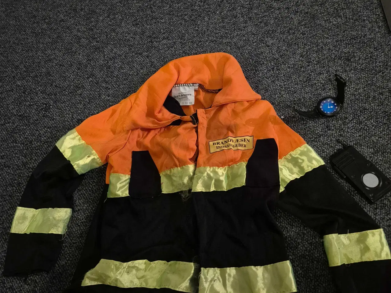 Billede 1 - Brandmands kostume Med ur og workie Str 3-5 år