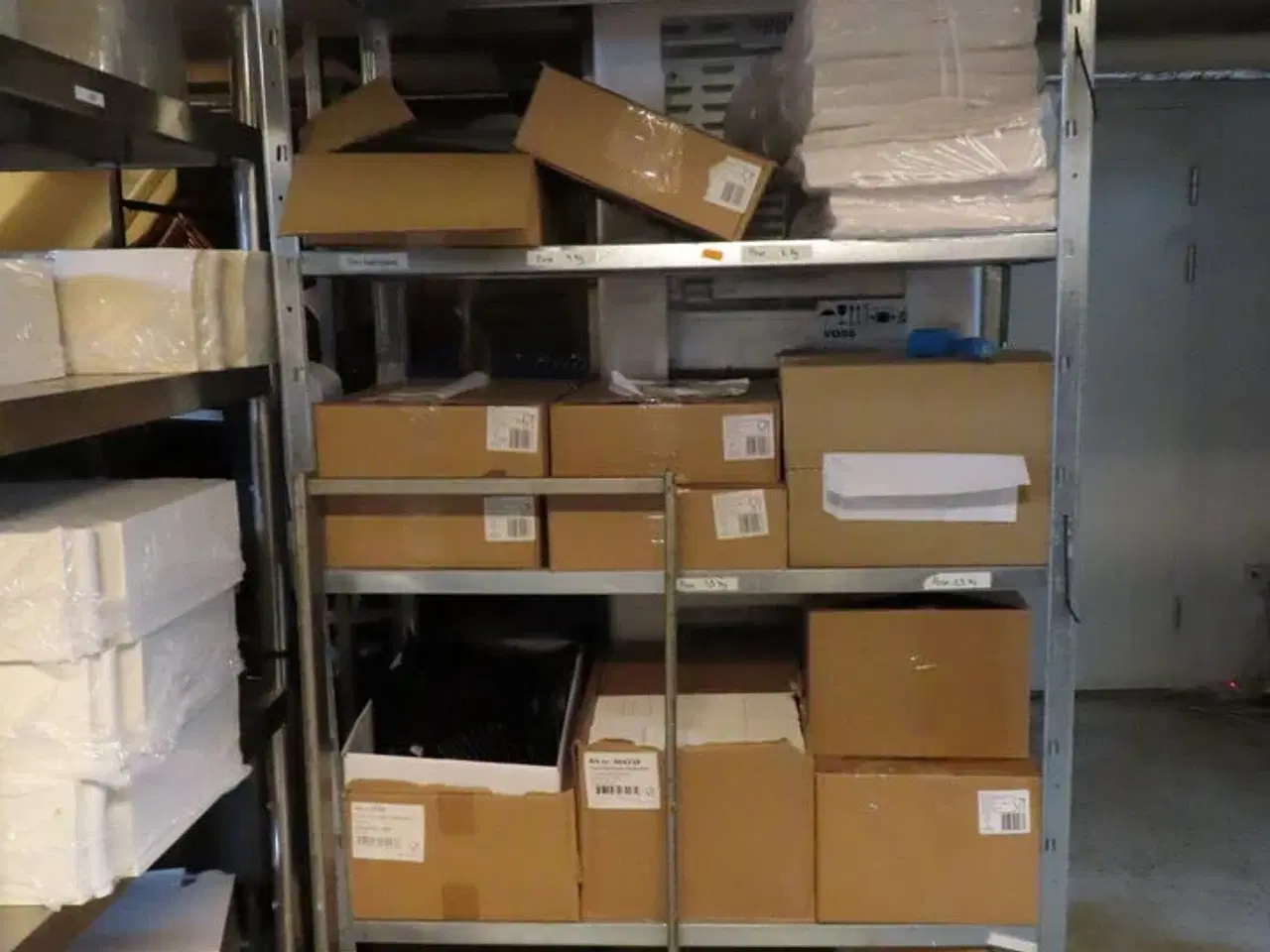 Billede 2 - Div. reoler og indhold