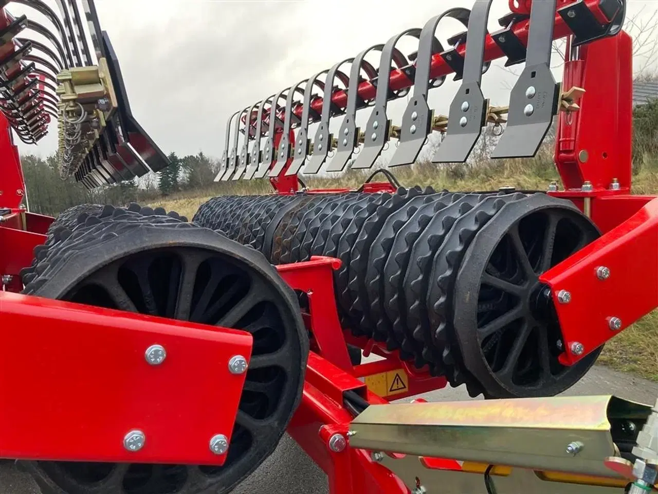 Billede 24 - HE-VA HE-VA TIP ROLLER 8.20 m. Spring-Active-Transfer System - som er en fjederaktiveret vægtoverføring.