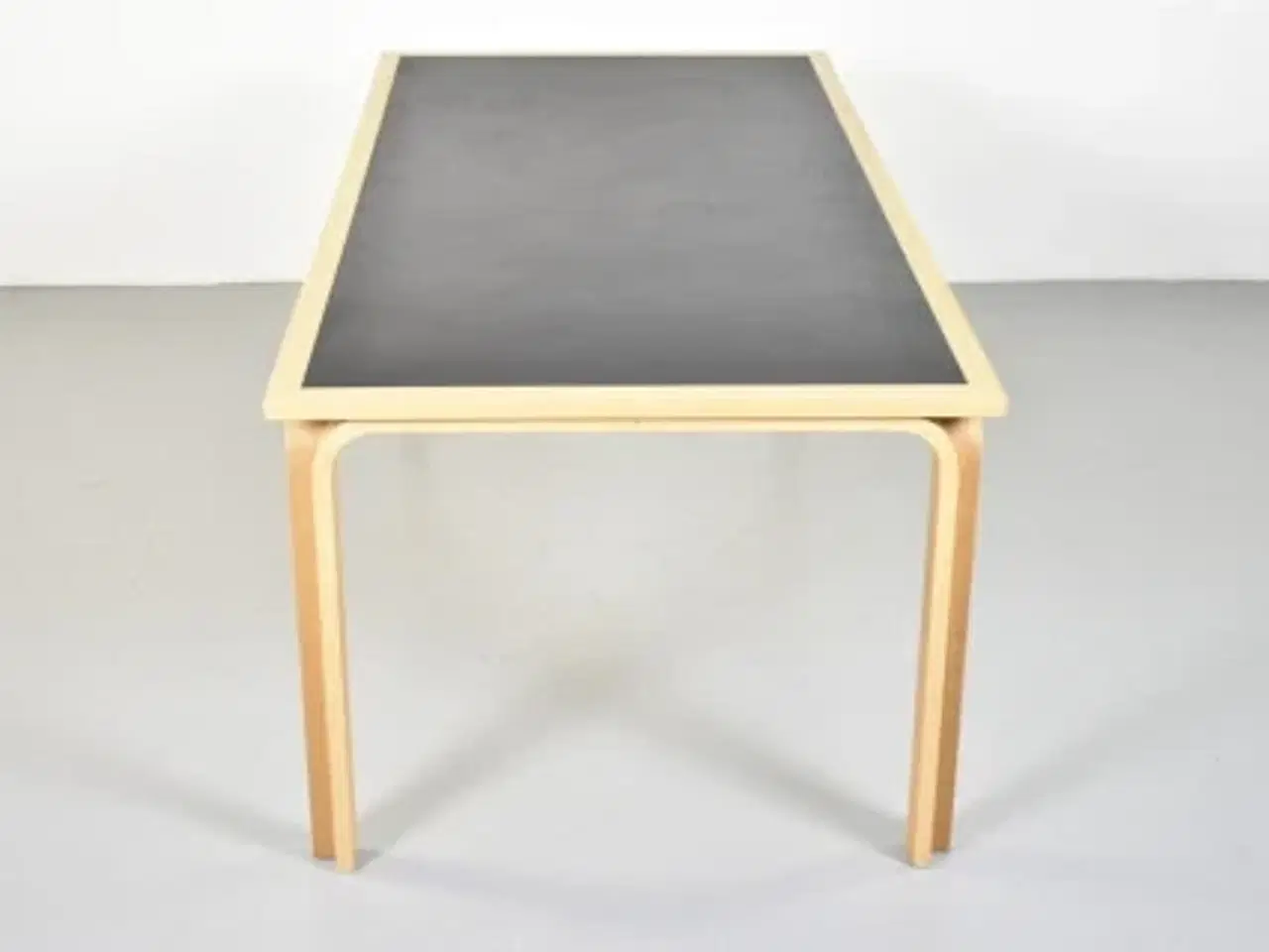 Billede 2 - Magnus olesen konferencebord med sort plade, kant og ben i bøg, 180 cm.