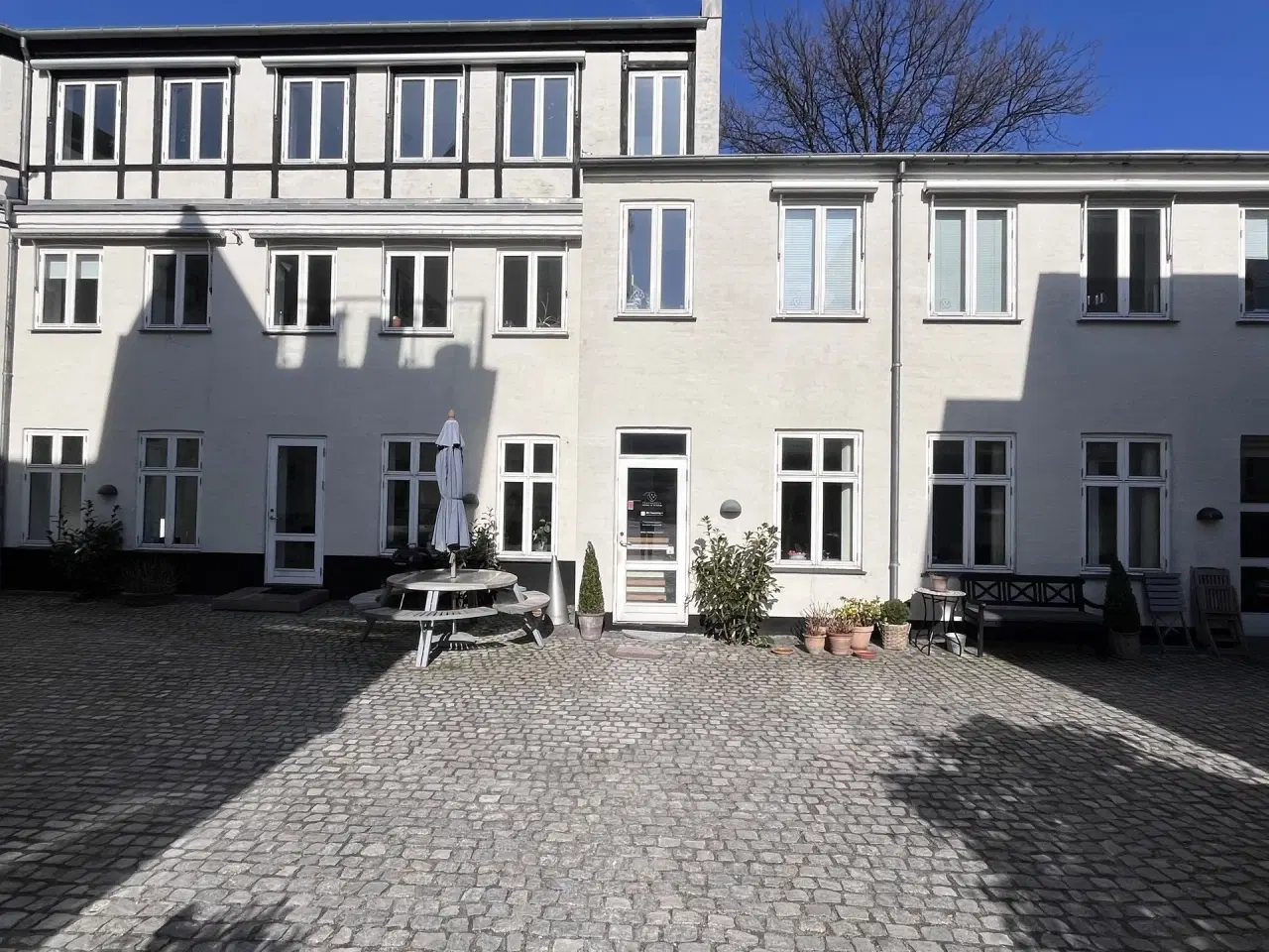 Billede 1 - 2 dejlige lyse kontorer på Carolinevej 3 i Hellerup