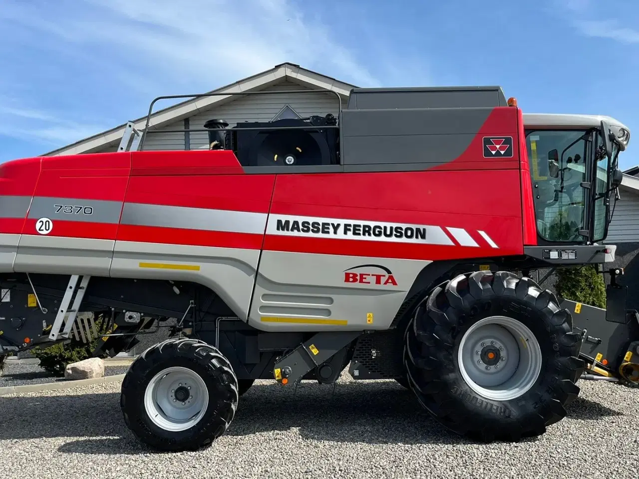 Billede 2 - Massey Ferguson 7370 BETA. Gårdmaskine med kun 1080 motortimer. Med 22fod powerflov skærebord