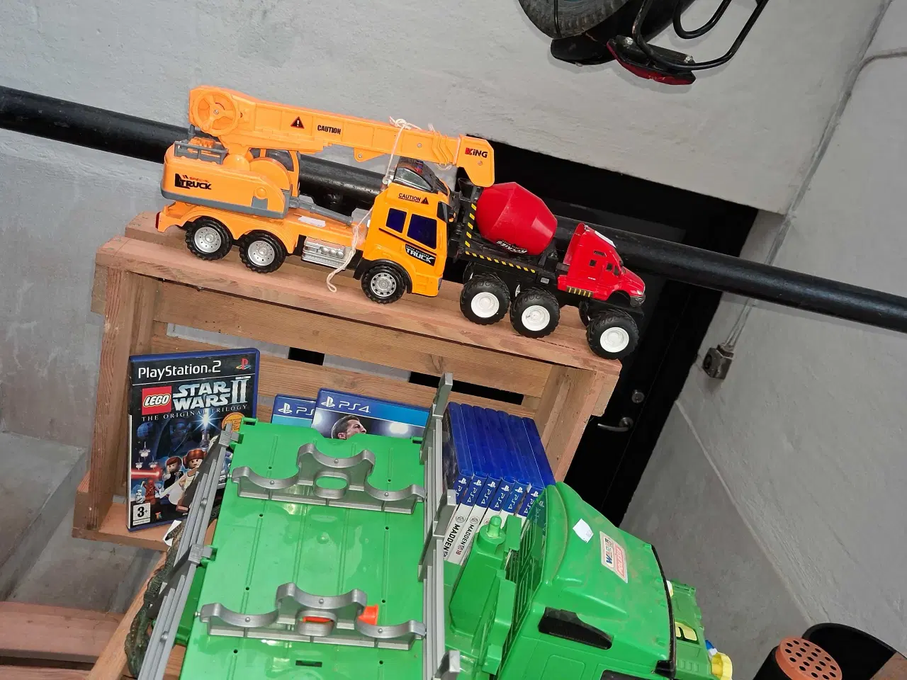 Billede 1 - Legetøj traktor og lastbiler sælges