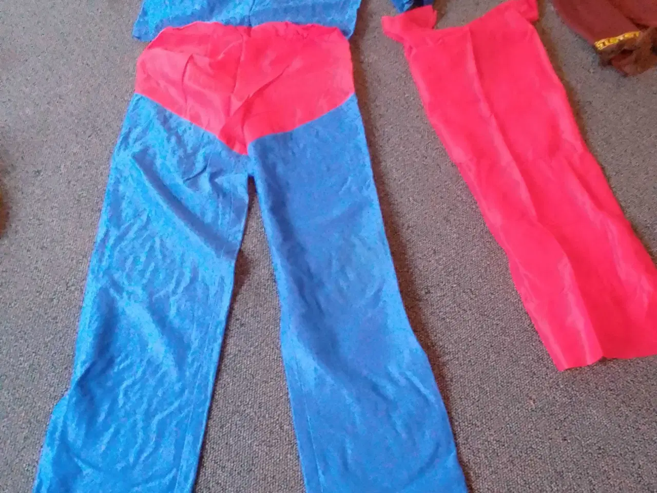 Billede 1 - Superman kostume  Str 146