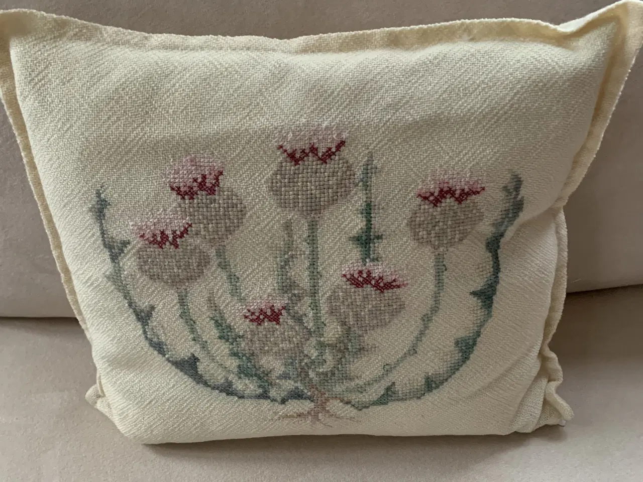 Billede 18 - Broderede vintagesofapuder i fin stand