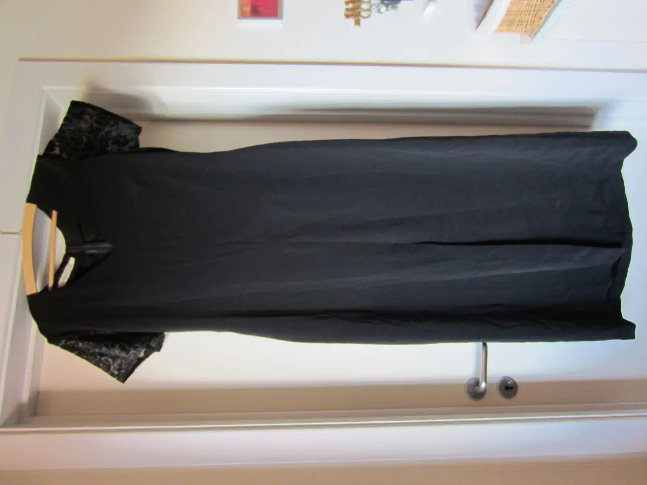 Billede 1 - Lang sort kjole i str. 36 fra In Wear