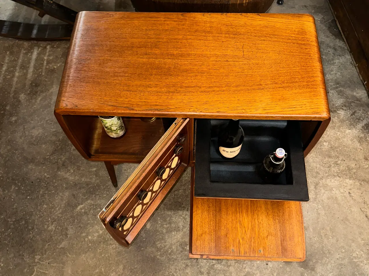 Billede 7 - Barskab i teaktræ, lavet af gammel radiomøbel.