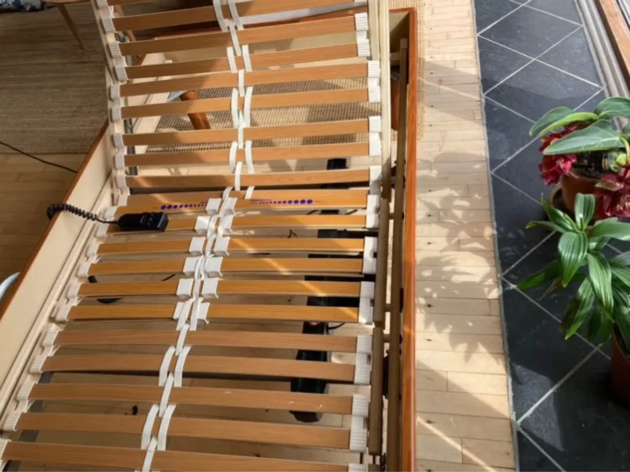 Billede 4 - Sengeramme med elevationsbund.