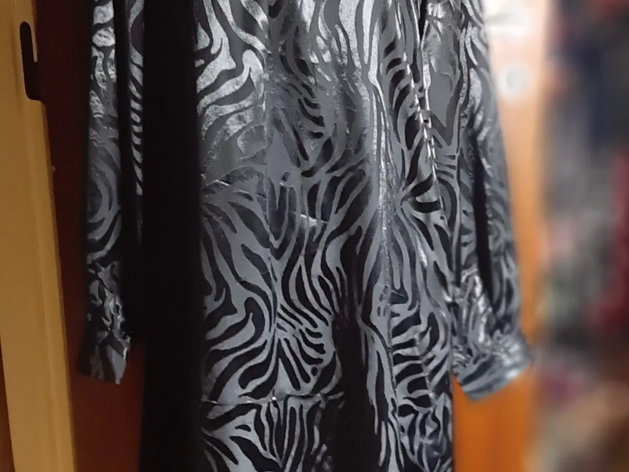 Billede 1 - Kjole. med zebra print. Lange ærme-VRS.str: 38/40