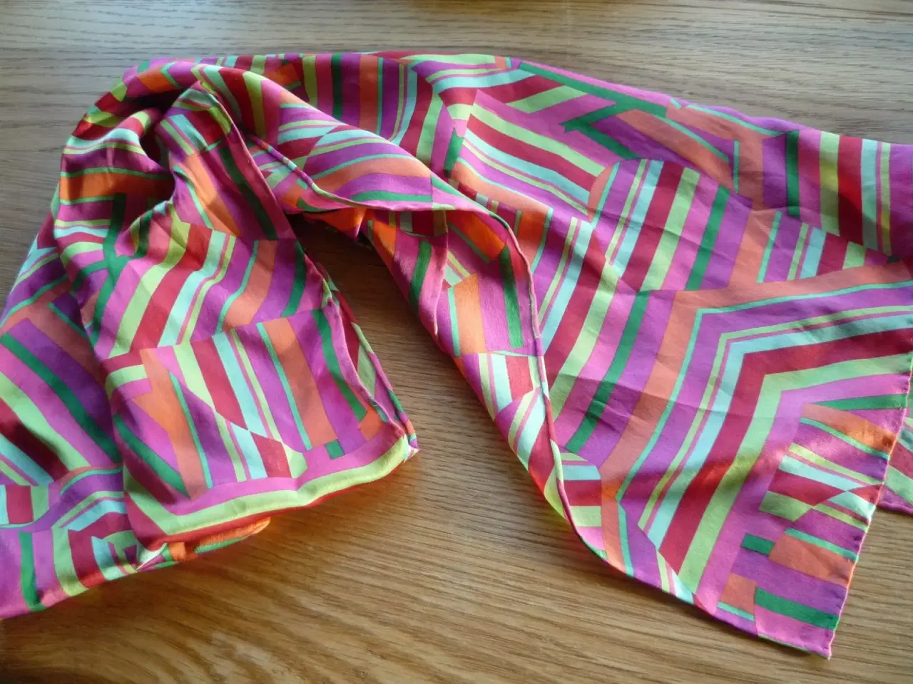 Billede 1 - NEDSAT, Charlotte Sparre silketørklæde