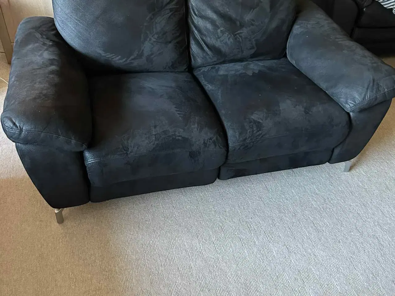 Billede 5 - Sofasæt i sort stof. Model Selesta