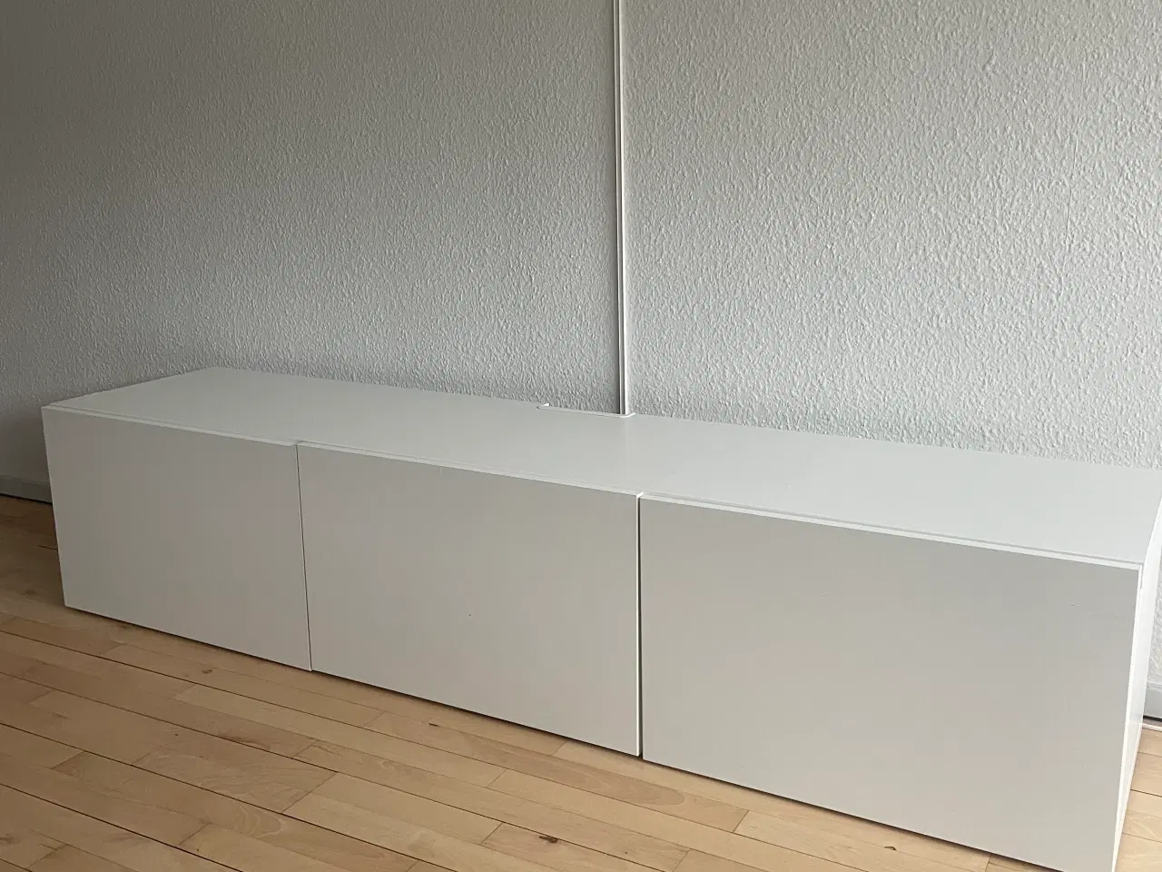 Billede 1 - Tv-bord med låger i hvid