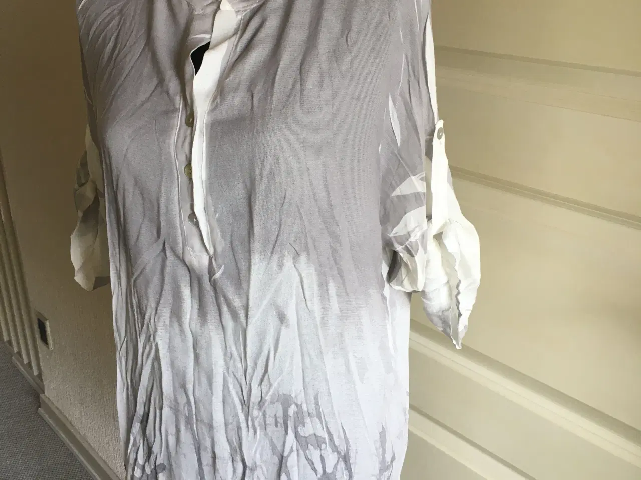 Billede 3 - Helt ny Made in Italy lang bluse str. 38