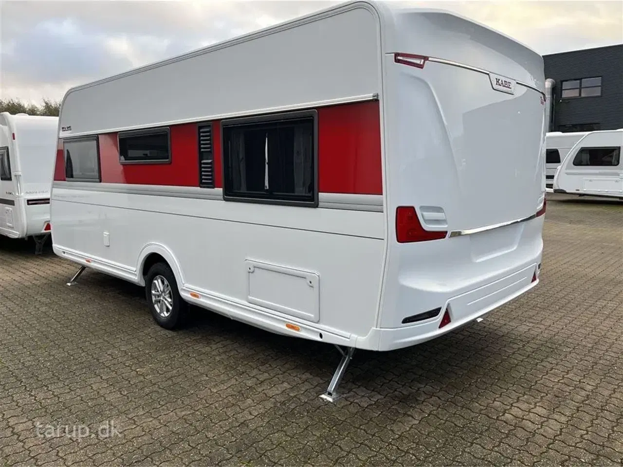 Billede 4 - 2026 - Kabe Smaragd 520 XL KS Premium Line   Fransk seng, rundsiddegruppe i mørkegråt skind, ALDE centralvarme, vandbåren gulvvarme, stort kompressor køleskab