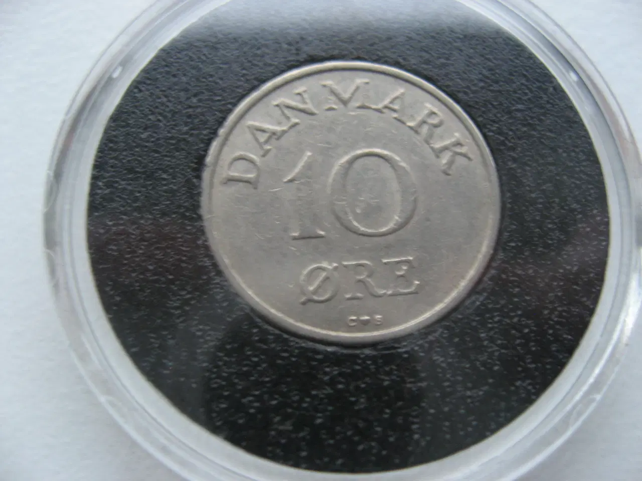 Billede 2 -  Flot 10 øre 1959, den svære, i Kapsel