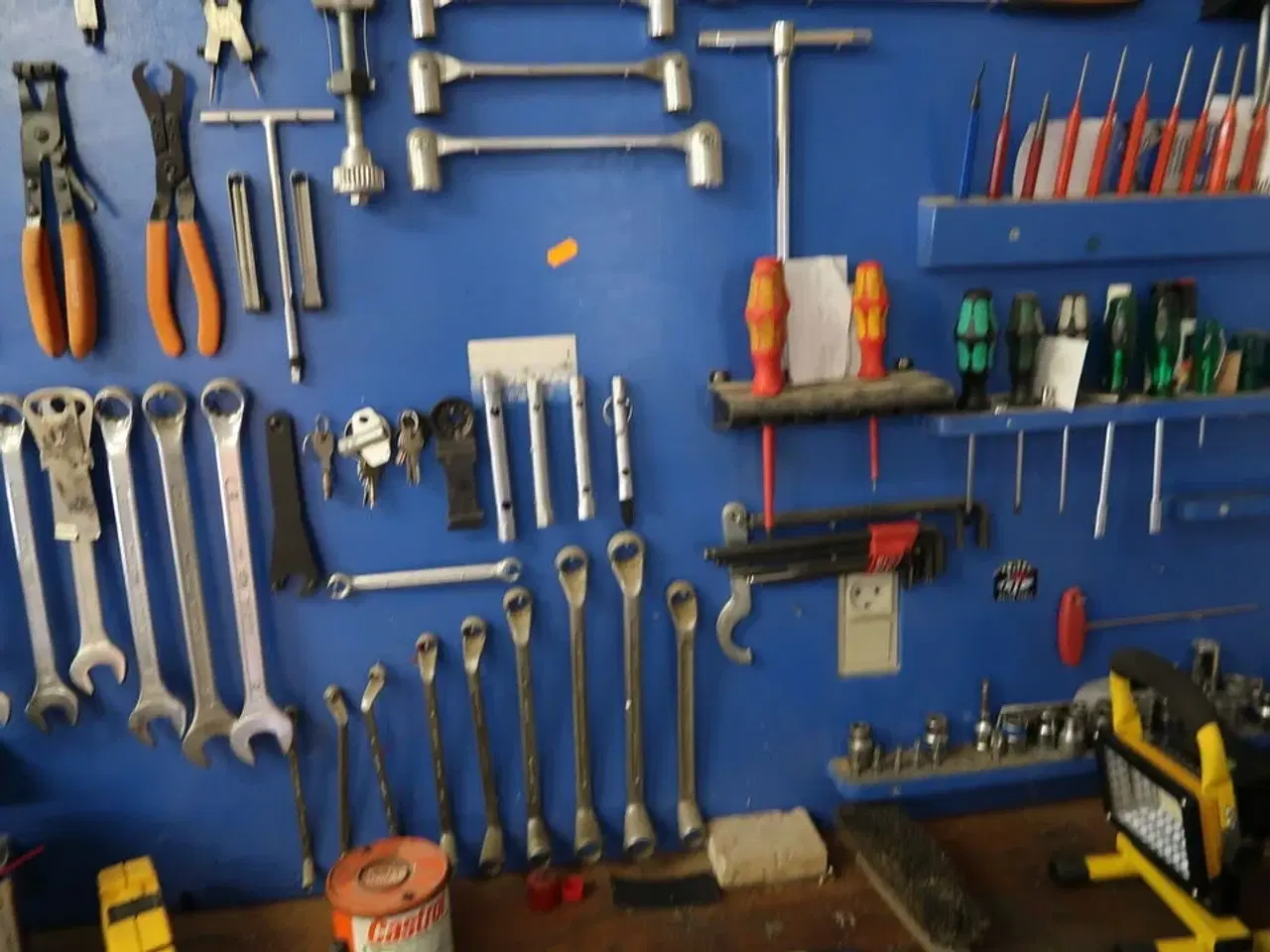 Billede 5 - Arbejdsbord med skruestik samt værktøjstavle med div. Værktøj