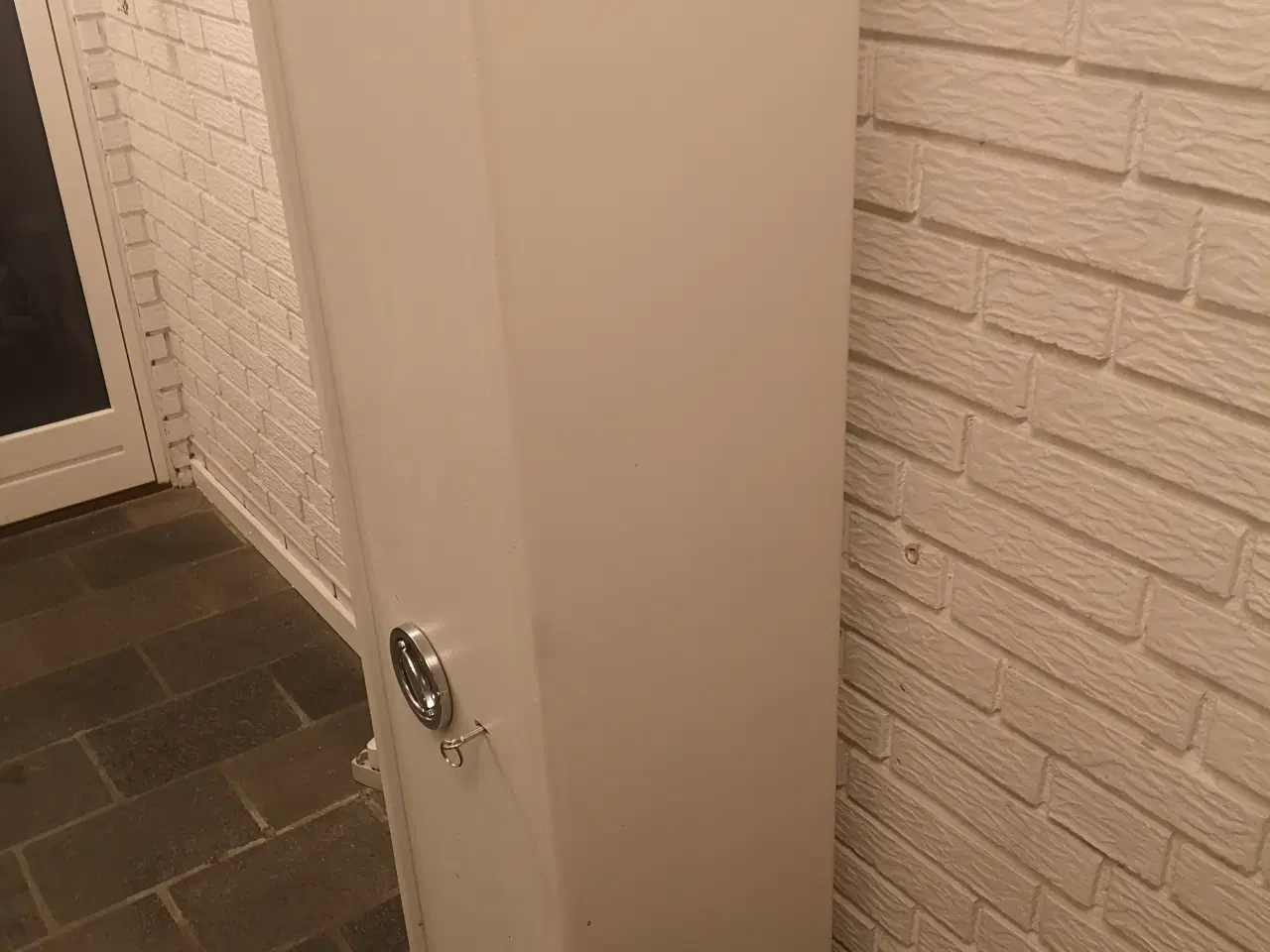 Billede 4 - Våbenskab 