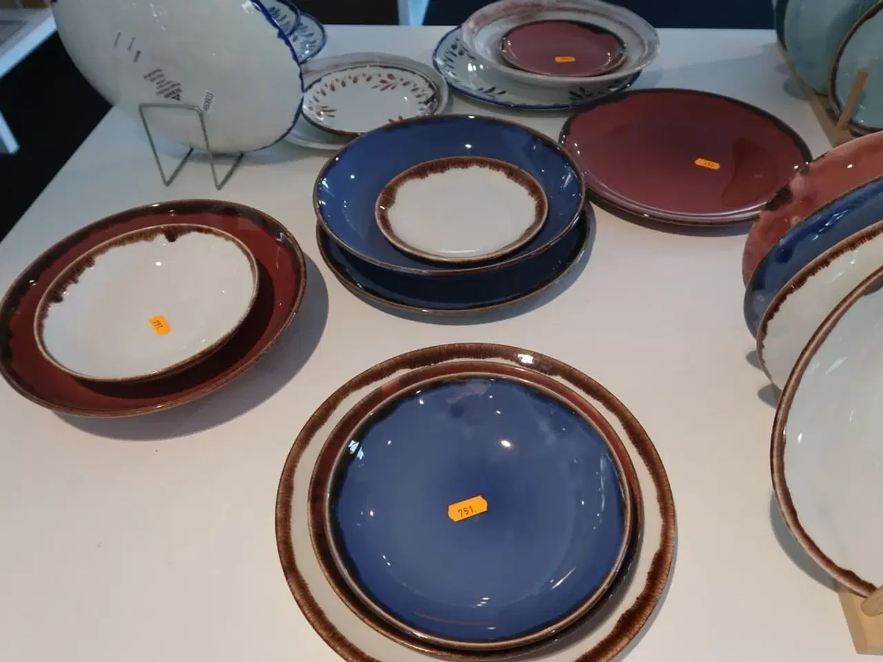 Billede 10 - 79 stk. tallerkener, skåle og fade DUDSON