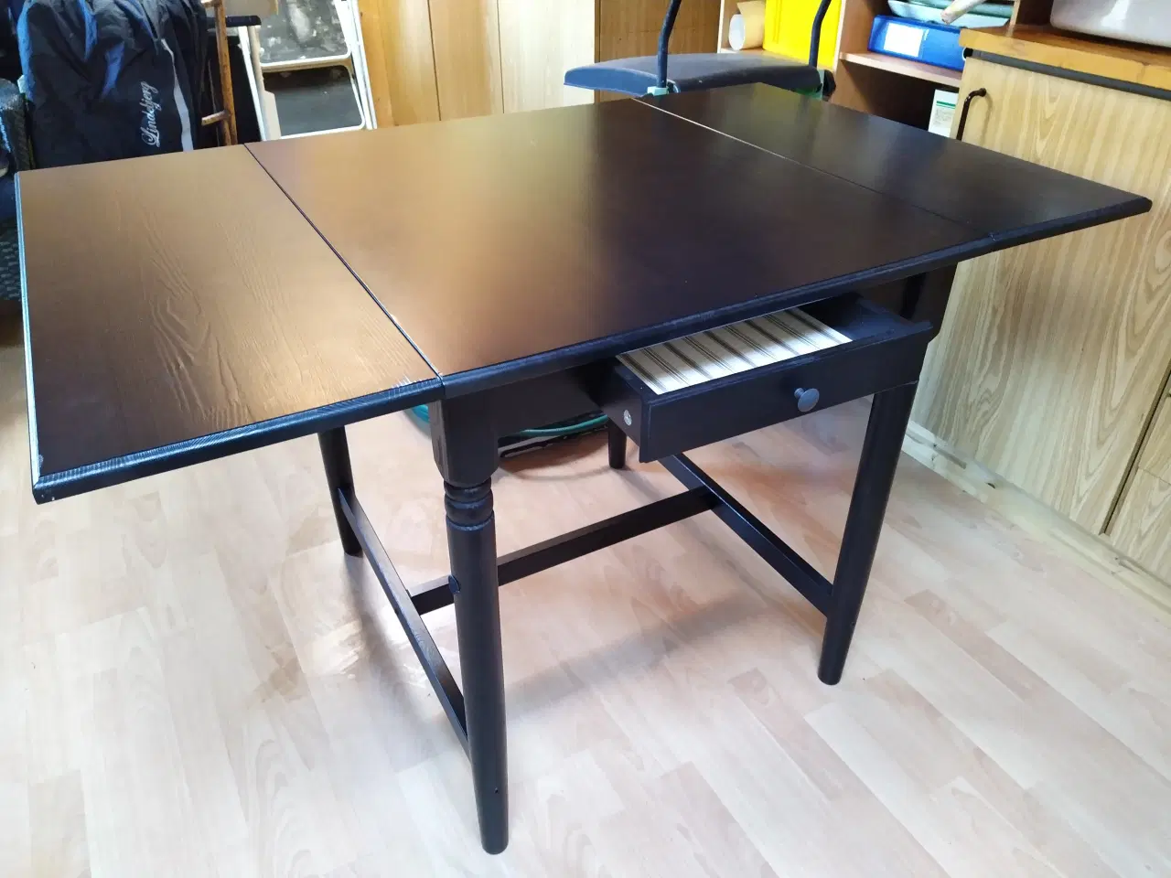 Billede 4 - Lille sort klapbord fra IKEA