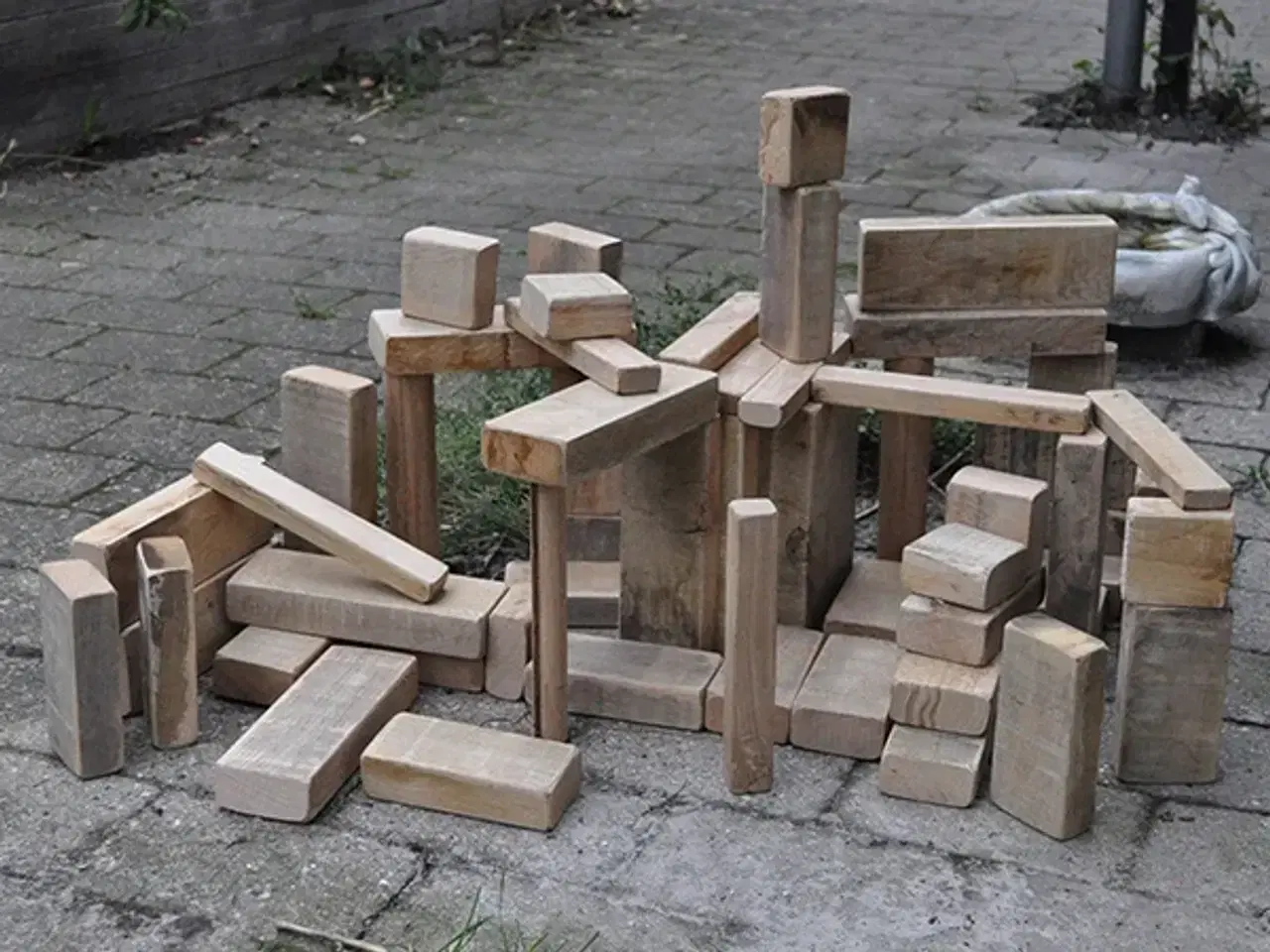 Billede 2 - Klodser i træ til udeleg