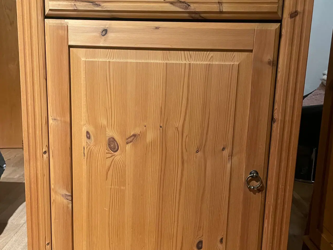 Billede 1 - Lille skænk med 1 låge, 1 hylde og 1 skuffe