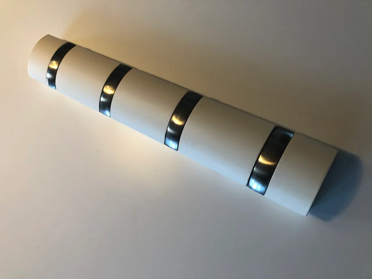 Billede 3 - Knagerække i hvid med børstet stål knager